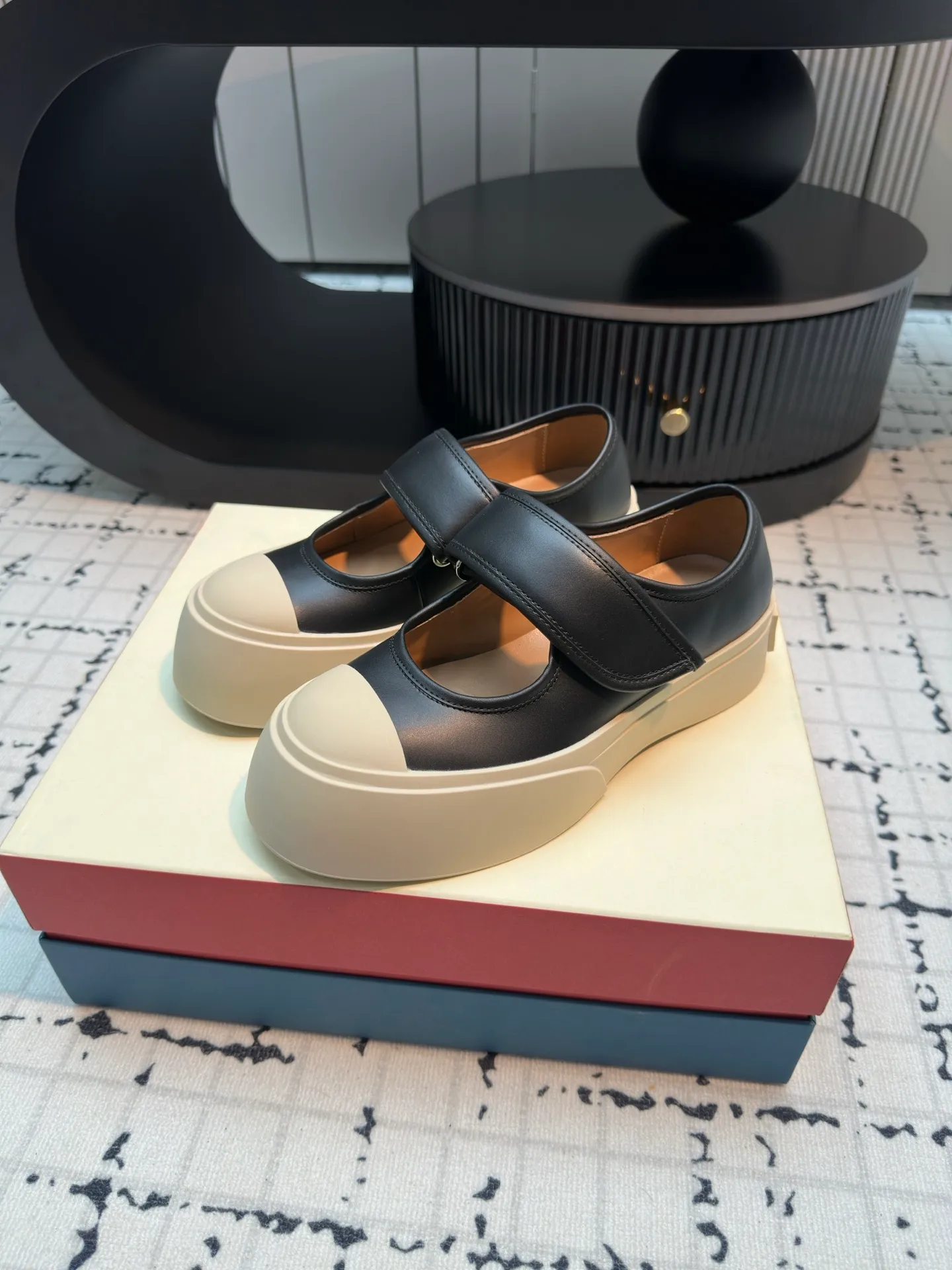👟👟Ex-factory price 480👟👟 Large lace-up shoes, the cutest baby shoes in history. This year’s new colors are really beautiful, very fresh, and not bulky at all! A brand from an independent Italian designer, it has now become a famous brand in the international fashion industry. Since its establishment in 1994, the brand has expanded from women's clothing to men's clothing, bags, jewelry and glasses, and its product content is extremely rich! Marni's designs are not only bold in color and innovative in tailoring, but also very proud of its pure Italian origins. Not only are all its finished products produced in Italy, but they are also not authorized to operate, and the brands are all controlled by family members.  Upper: imported calfskin, lining/feet: cowhide laminated to high-density elastic latex, sole: rubber outsole, 4cm thick sole to lengthen legs, code number: 35/40 (40 is custom-made, non-refundable, non-exchangeable)